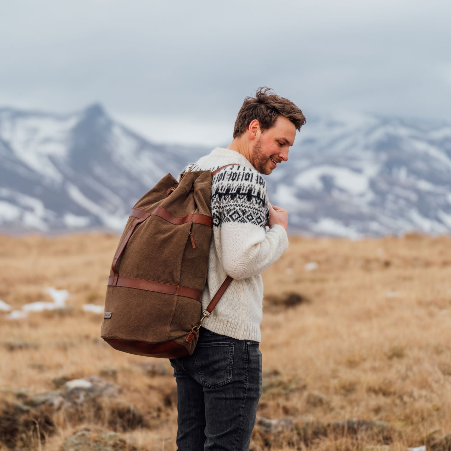 DR00125 - Großer Seesack »Robin« (L) und Rucksack aus Baumwolle und Leder | Oliv-Grün, Anwendungsbeispiel Natur