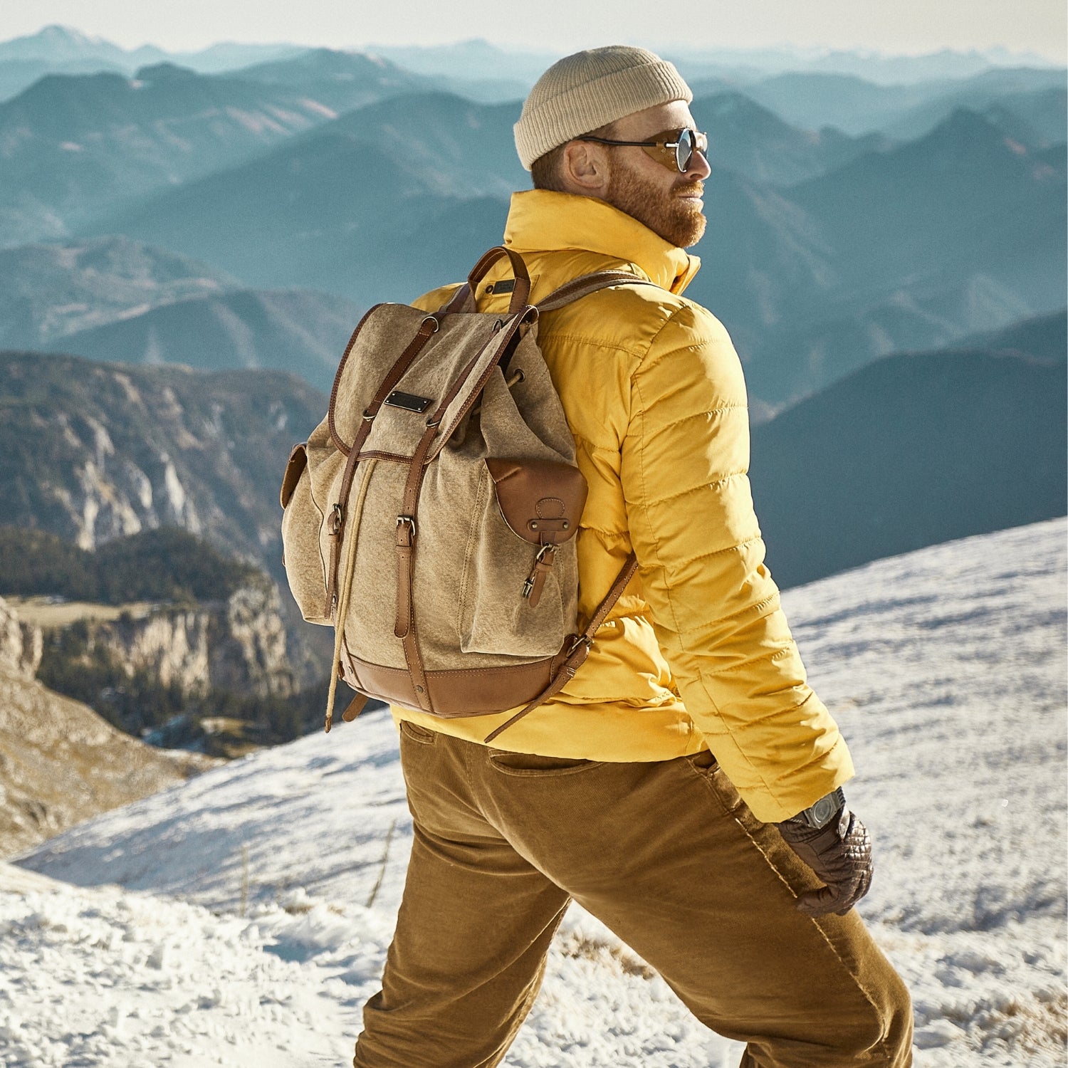 Mann steht vor Bergkulisse mit einem Canvas Rucksack von Drakensberg